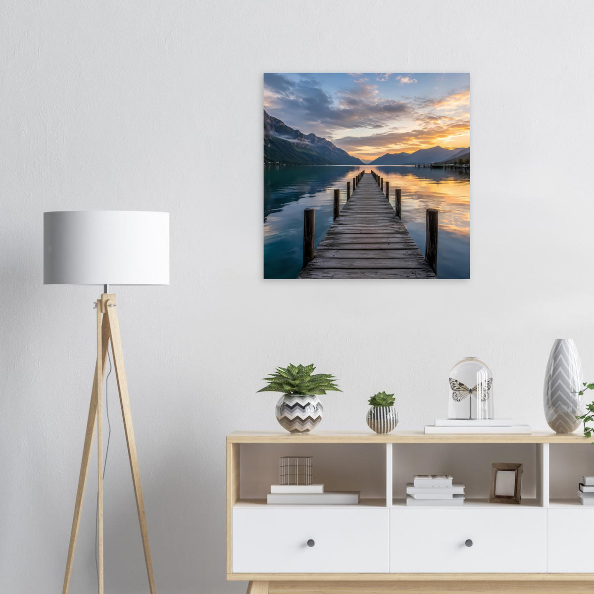 Quadratisches Poster: Holzsteg führt ins Licht über dem See bei Sonnenuntergang