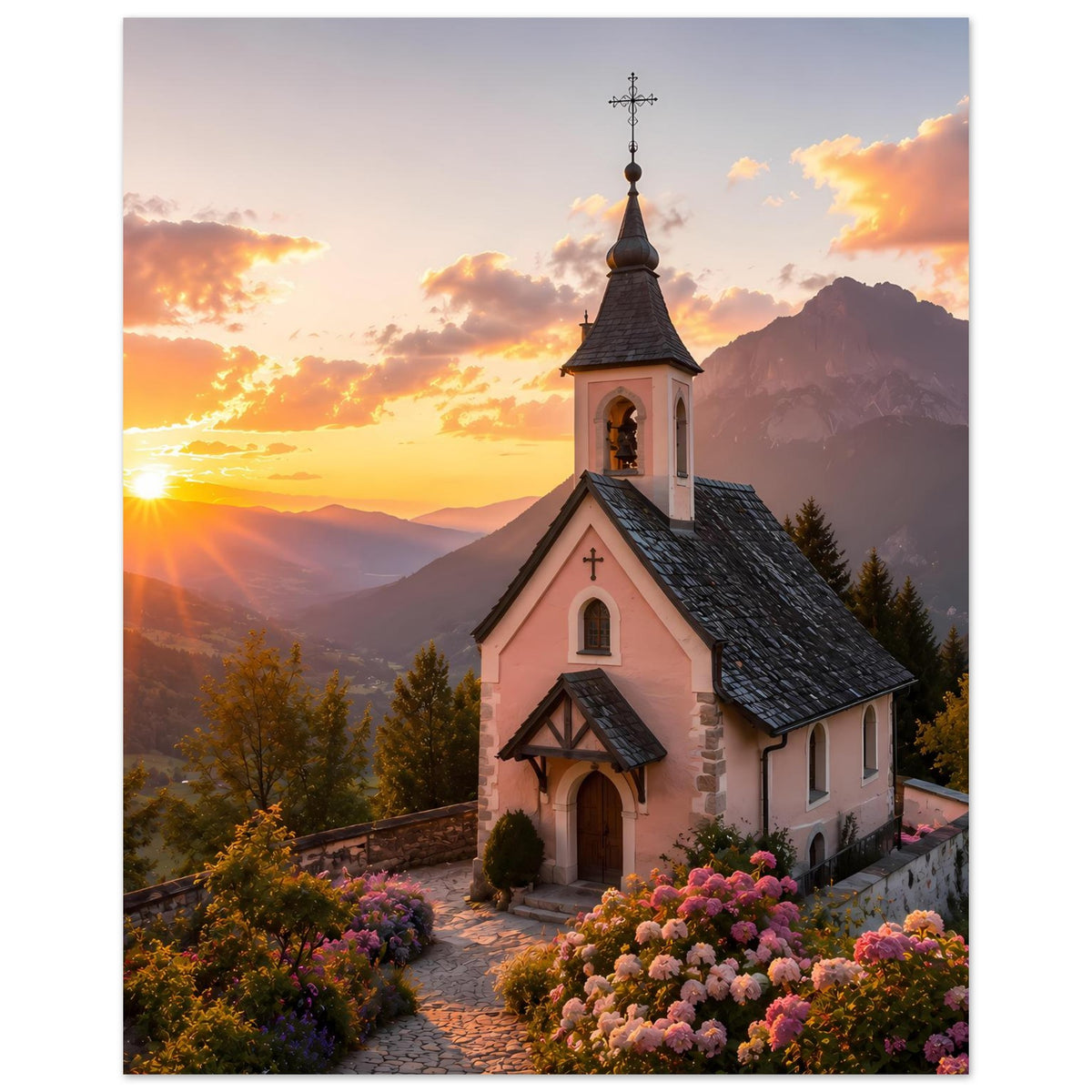 Landschaftsposter: Kapelle mit Kirchturm, Blumengarten und Berglandschaft im goldenen Sonnenlicht