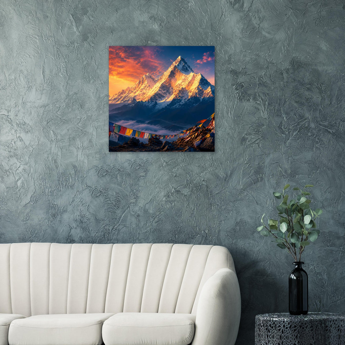Quadratisches Poster mit Sonnenaufgang über hohen Bergen, warmem Farbverlauf und bunten Wimpeln