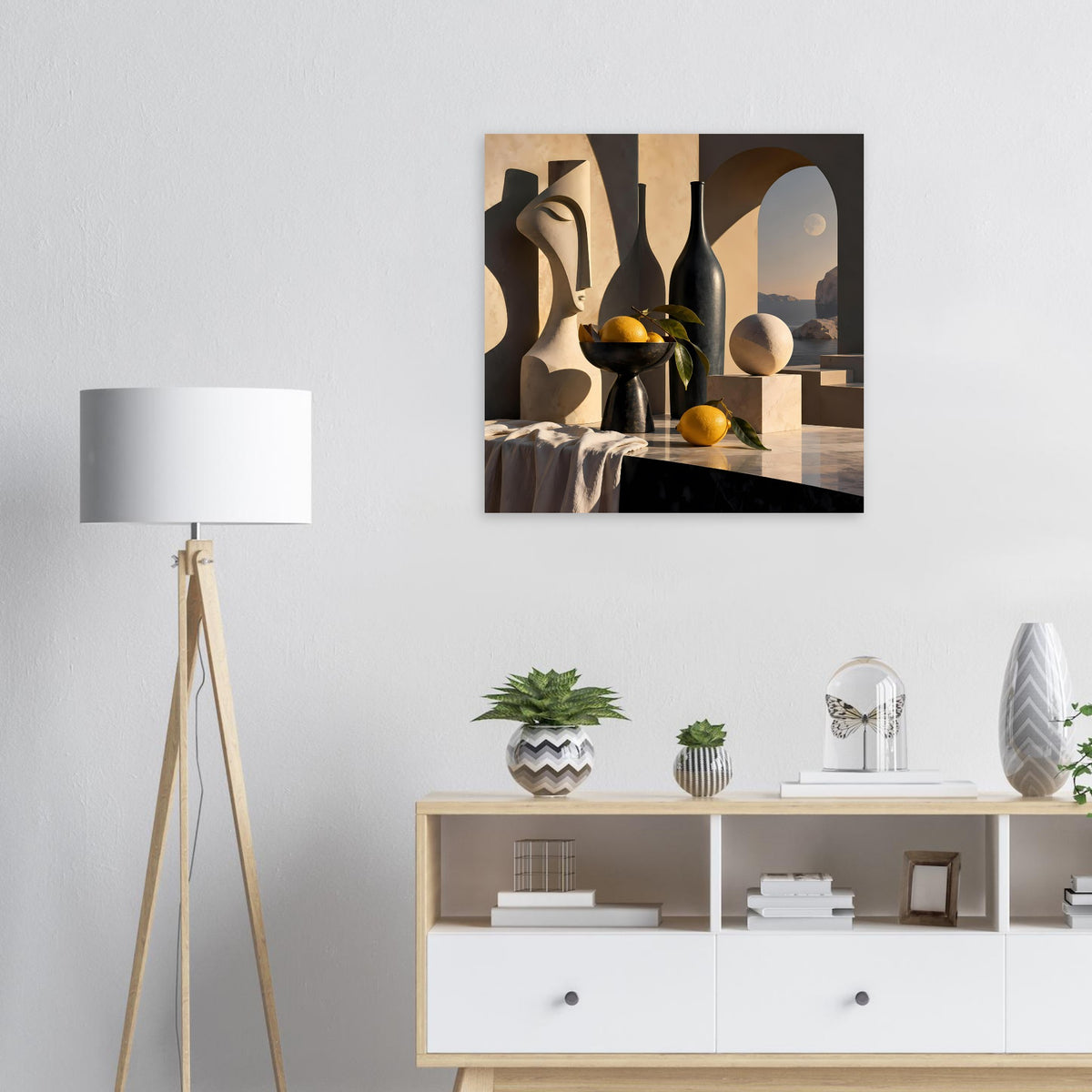 Gerahmtes Poster mit abstraktem Stillleben: dunkle Vasen, goldene Kugeln, warmes Lichtfenster