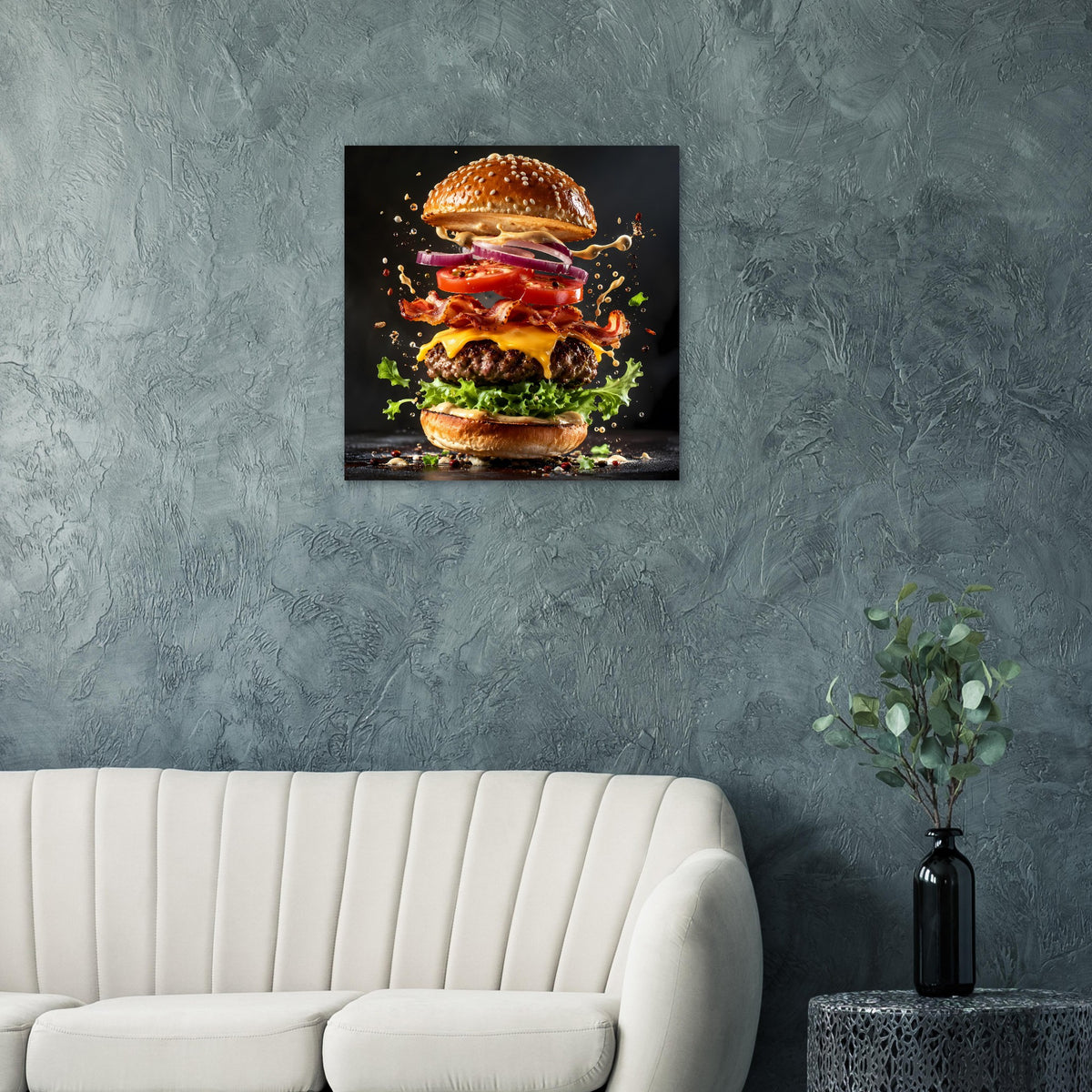 Gerahmtes Burger-Poster mit stapelndem Burger und bunten Spritzern, zentral platziert
