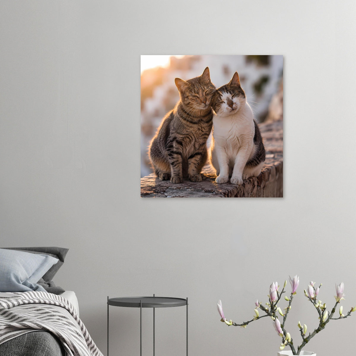 Kleines Poster mit zwei Katzen, braun getigert und weiß, kuscheln auf Steinmauer