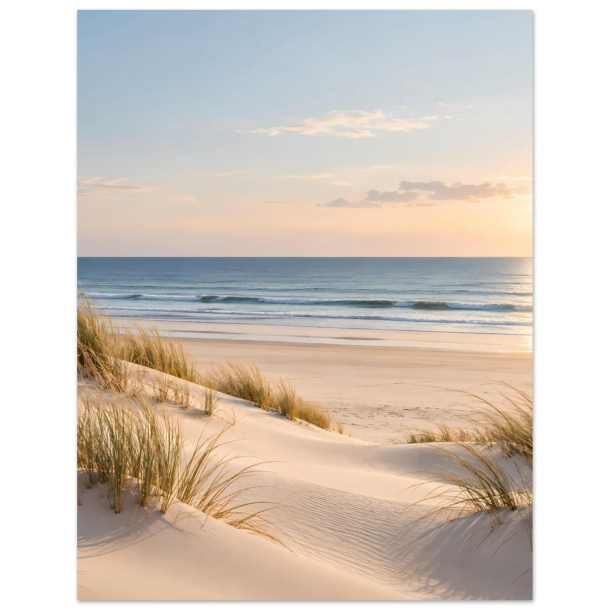 Poster mit Sanddünen und Küste: Horizont mit Wellen, heller Himmel mit Sonnenuntergangsfarbe