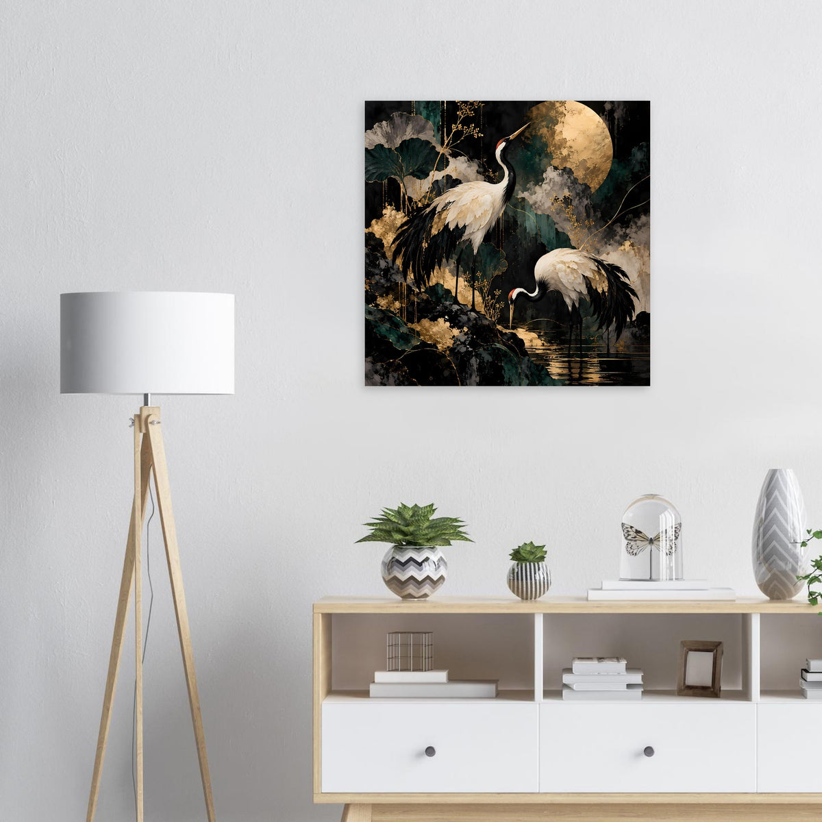 Kunstposter mit schwarzen Kranichen und goldenem Mond, auf Holzrahmen montiert