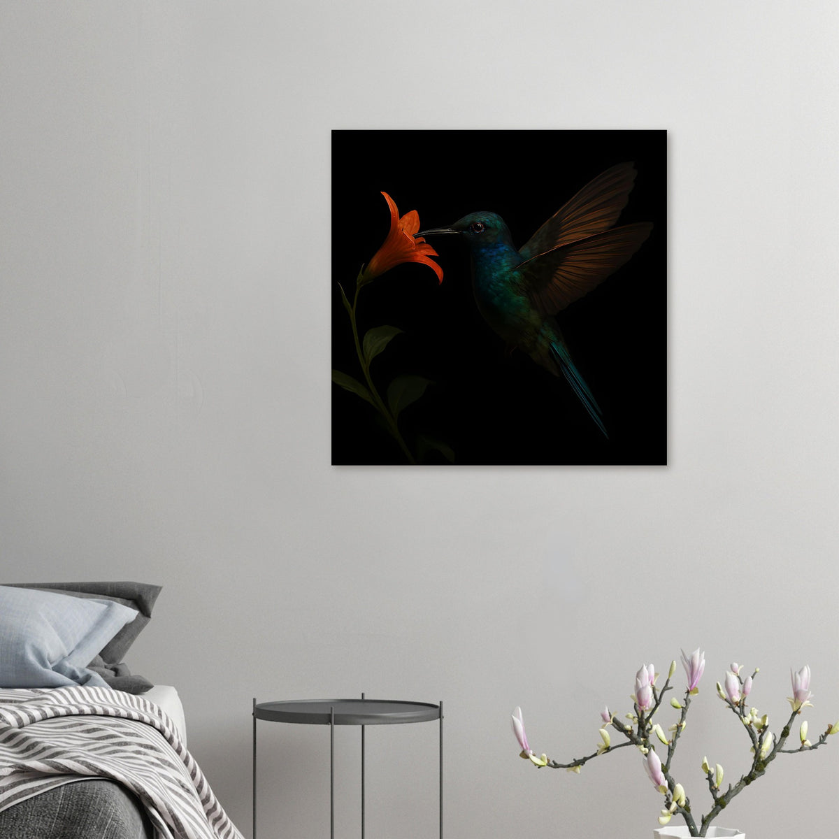 Kunstdruck (klein): Kolibri in Petrol mit orangefarbener Blüte, Querblick, dunkel