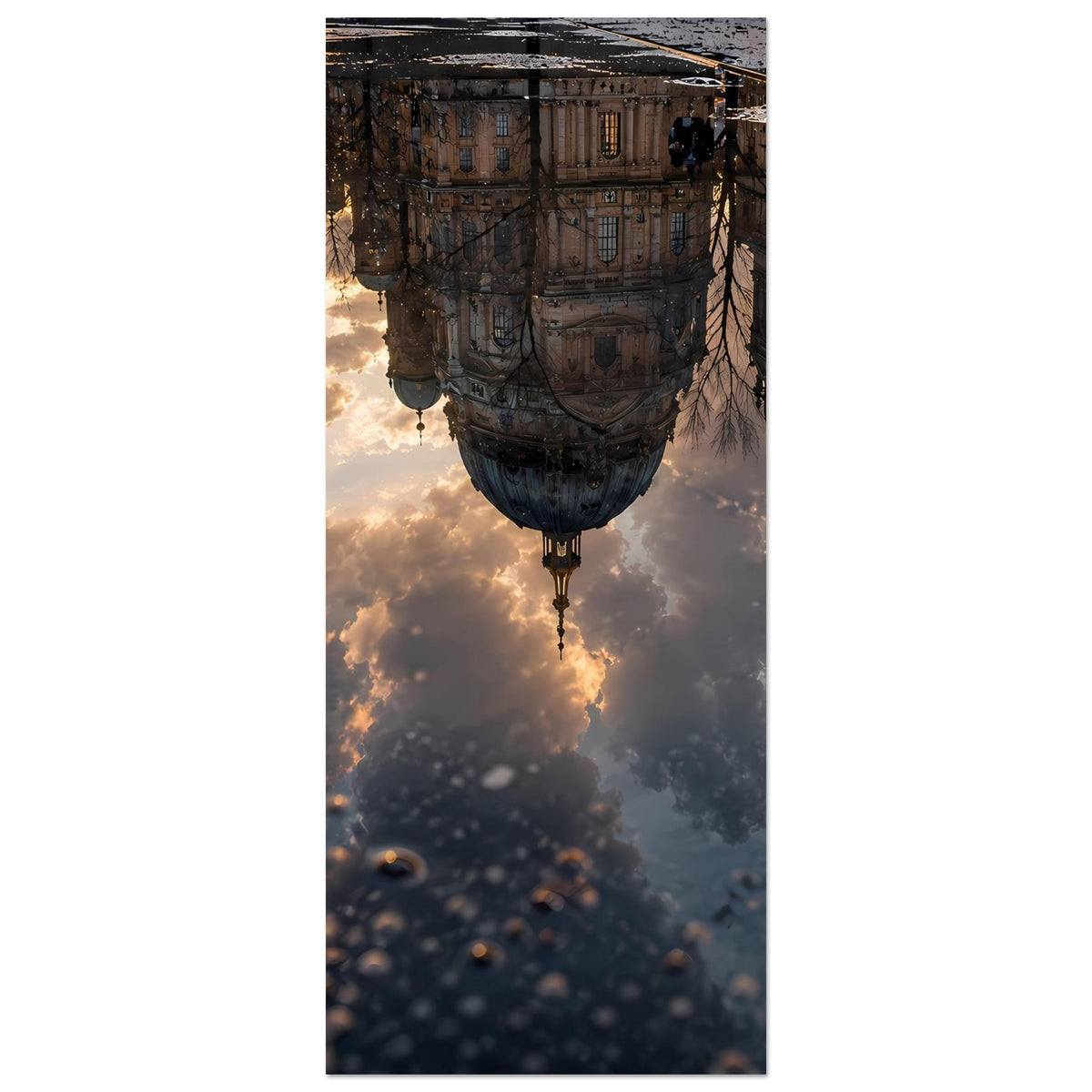 Wandposter im Hochformat mit Wolkenreflexion, Altstadtfassade und hängenden Lichtern