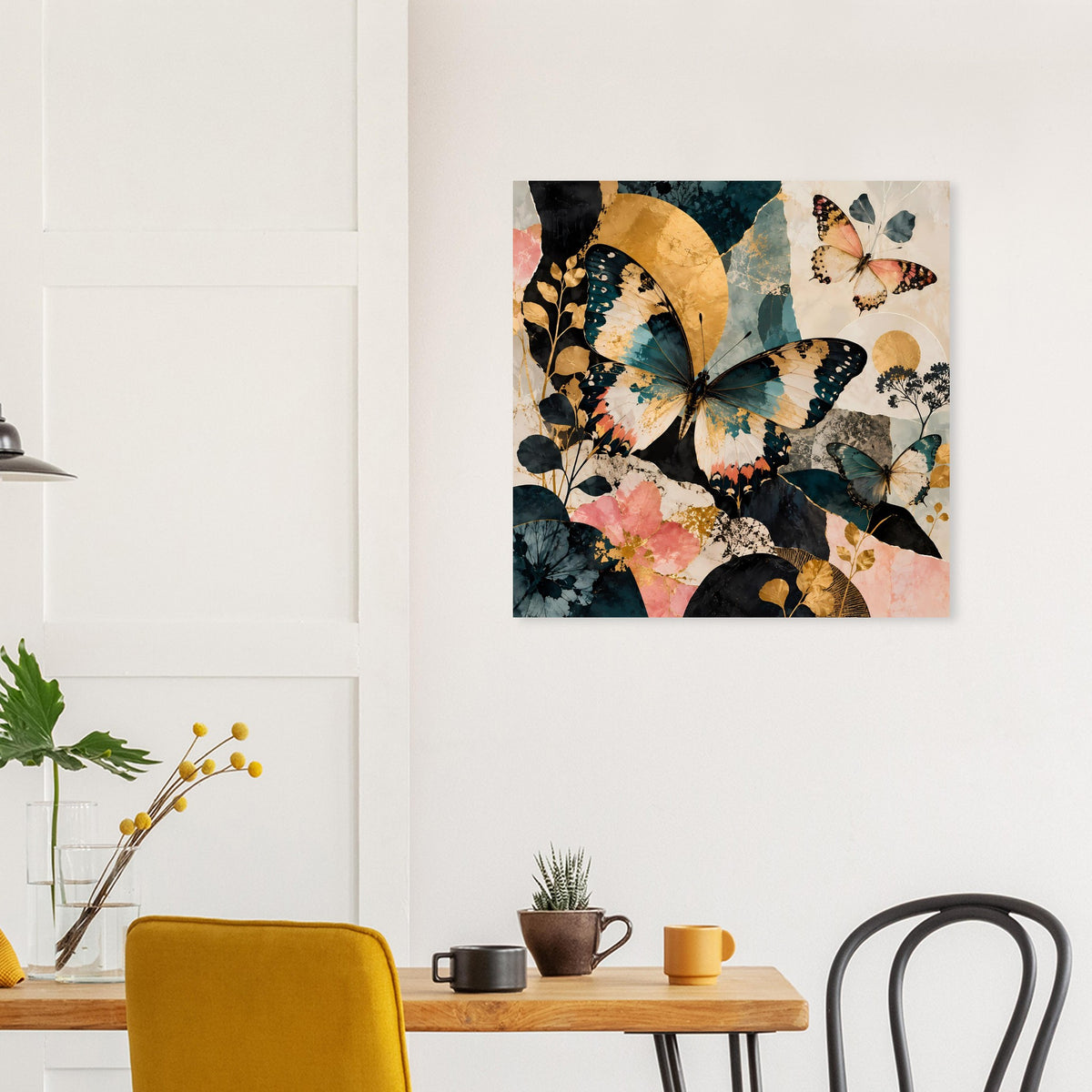 Quadratisches Kunstposter mit Schmetterlingen in Türkis, Gold und Pfirsich auf hellen Flächen