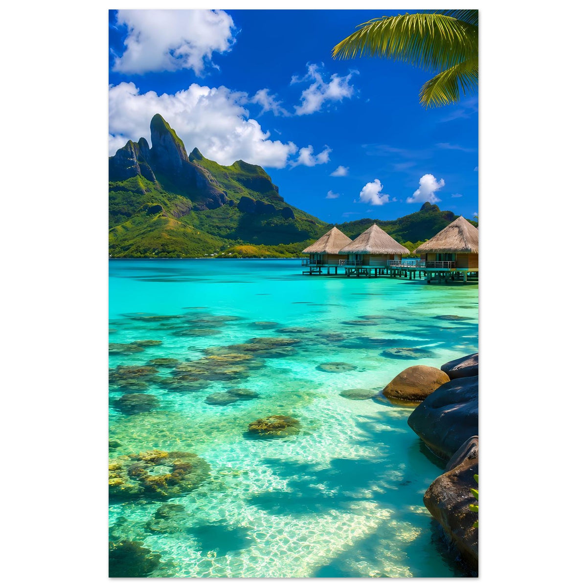 Tropisches Strandposter im Hochformat, türkisfarbenes Wasser und Strandvillen im Hintergrund