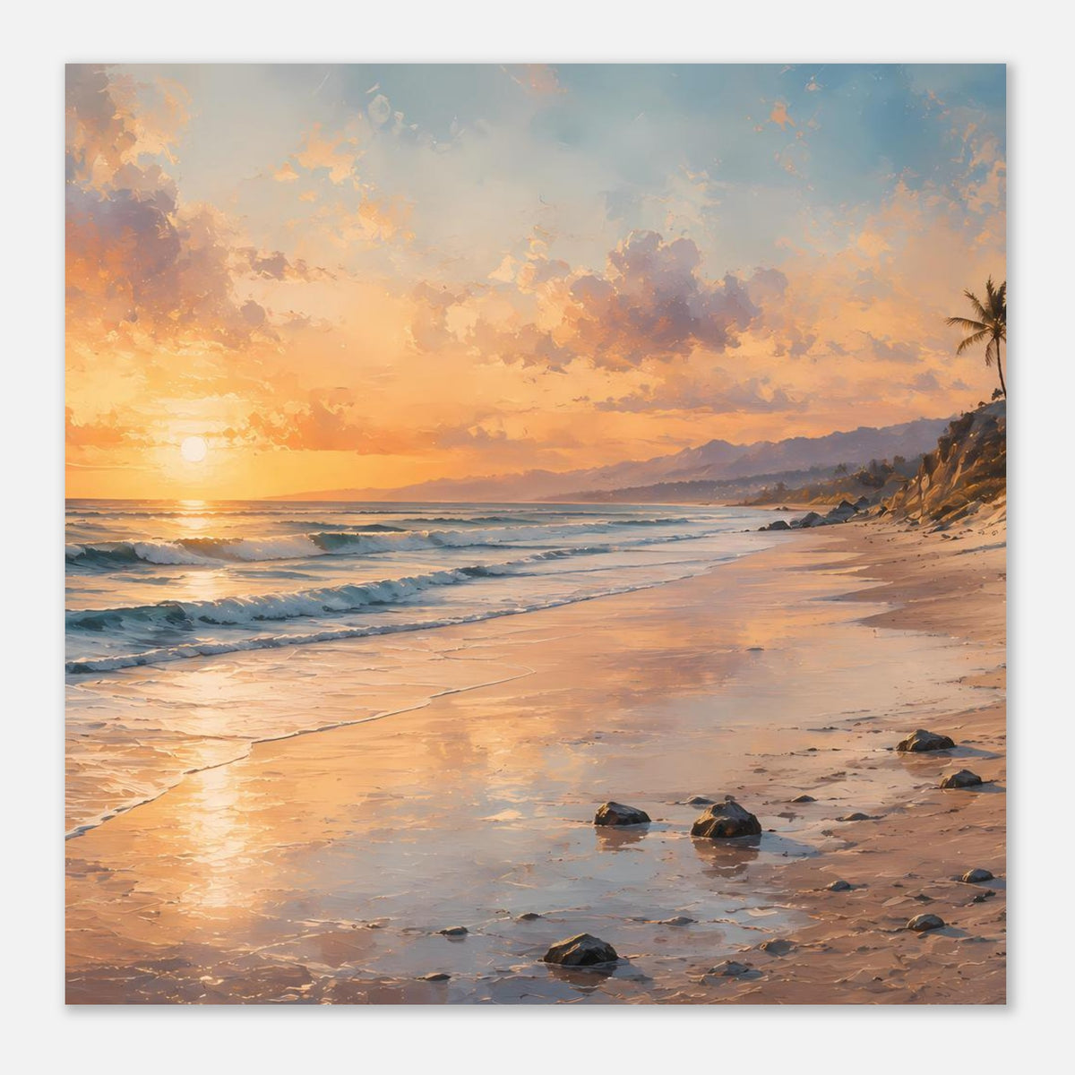 Strandposter: Sonnenuntergang am Horizont, Sandstrand mit Wellen und Felsen am Rand