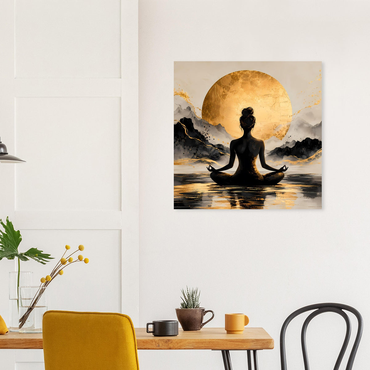 Quadratisches Poster mit Meditations-Silhouette und goldener Sonne über Berglandschaft