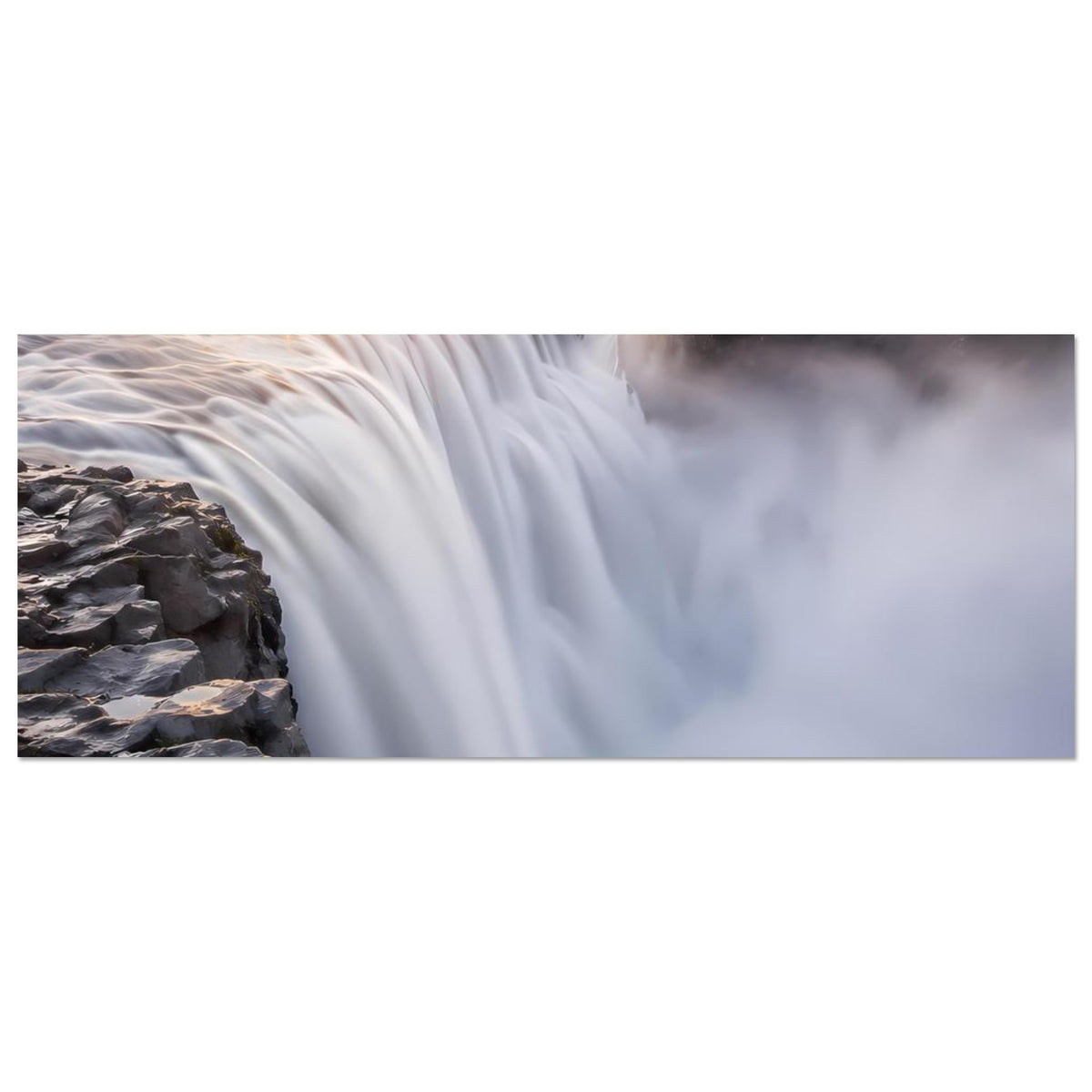 Horizontales Poster mit Wasserfall, weißem Gischtband und Felsen links
