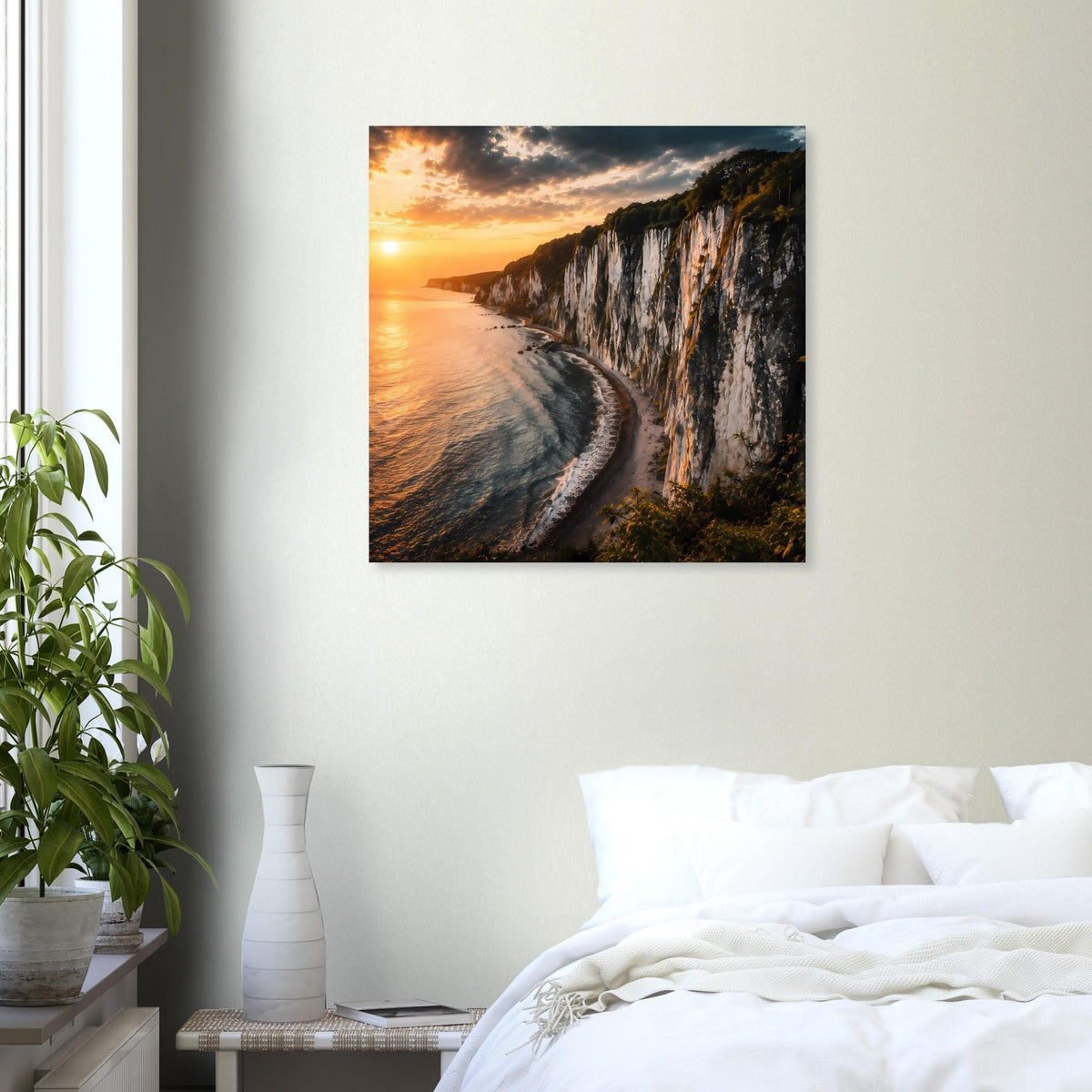 Wandposter: Steilküste am Meer mit Uferwellen und goldgelbem Sonnenuntergang