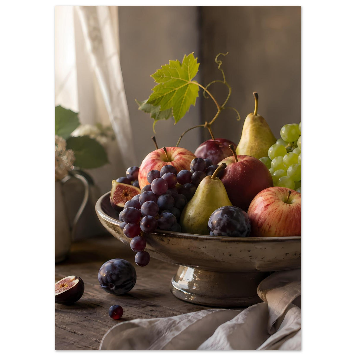 Fruchtstillleben-Poster: Obstschale voller Trauben, Äpfel und Birne mit Weinblatt