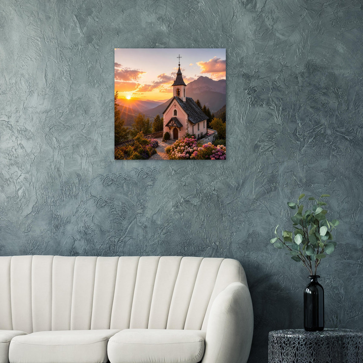 Quadratisches Landschaftsposter mit Bergkapelle bei Sonnenuntergang und Bergkulisse