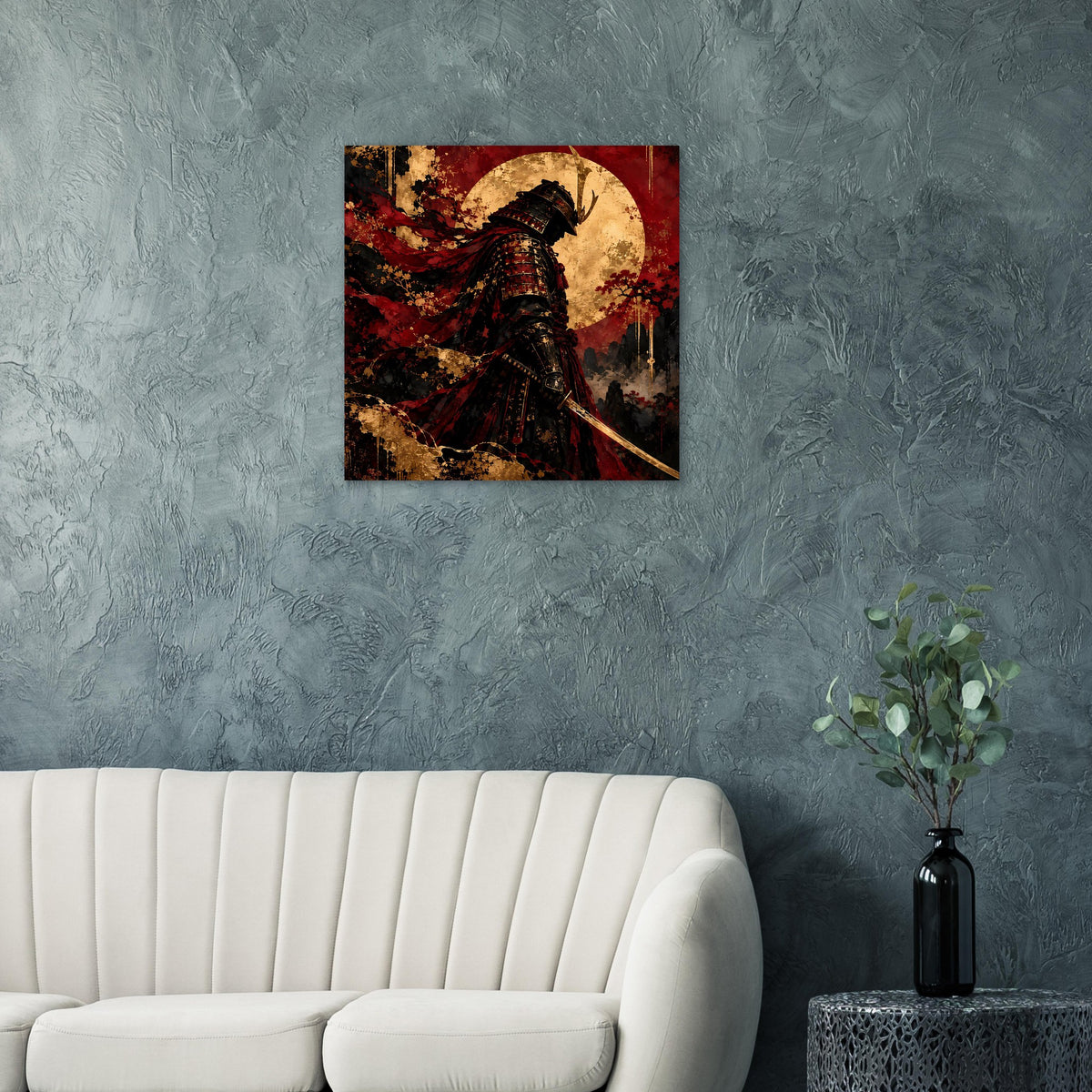 Quadratischer Wanddruck mit Samurai-Krieger im Schatten, rotem Stoff und goldener Mondrundung.
