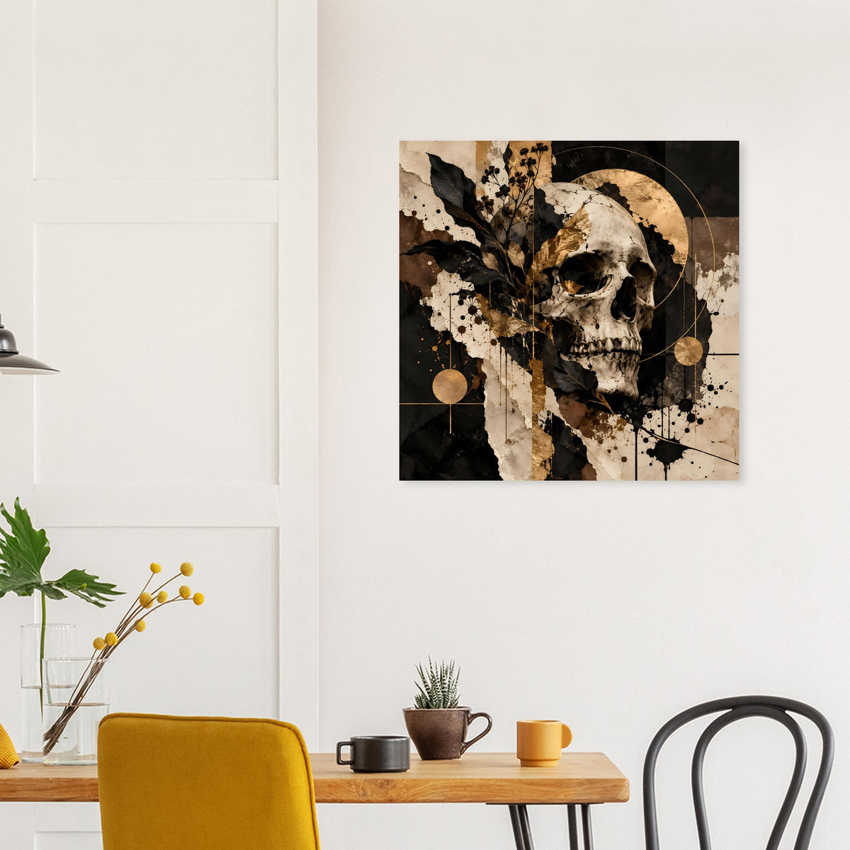 Kunstposter mit Totenschädelgrafik in Schwarz und Gold, an heller Wand mit Möbeln