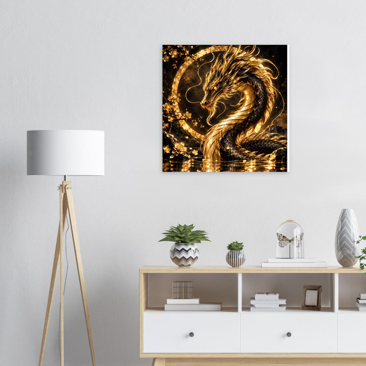 Poster mit goldenem Drachen im Blütenkreis an der Wand, quadratischer Druck