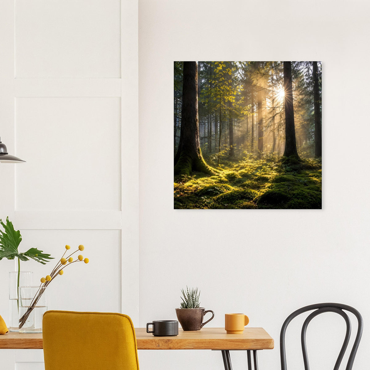 Poster mit Wald und Sonnenaufgang, goldene Farbnuancen, schwarz gerahmt