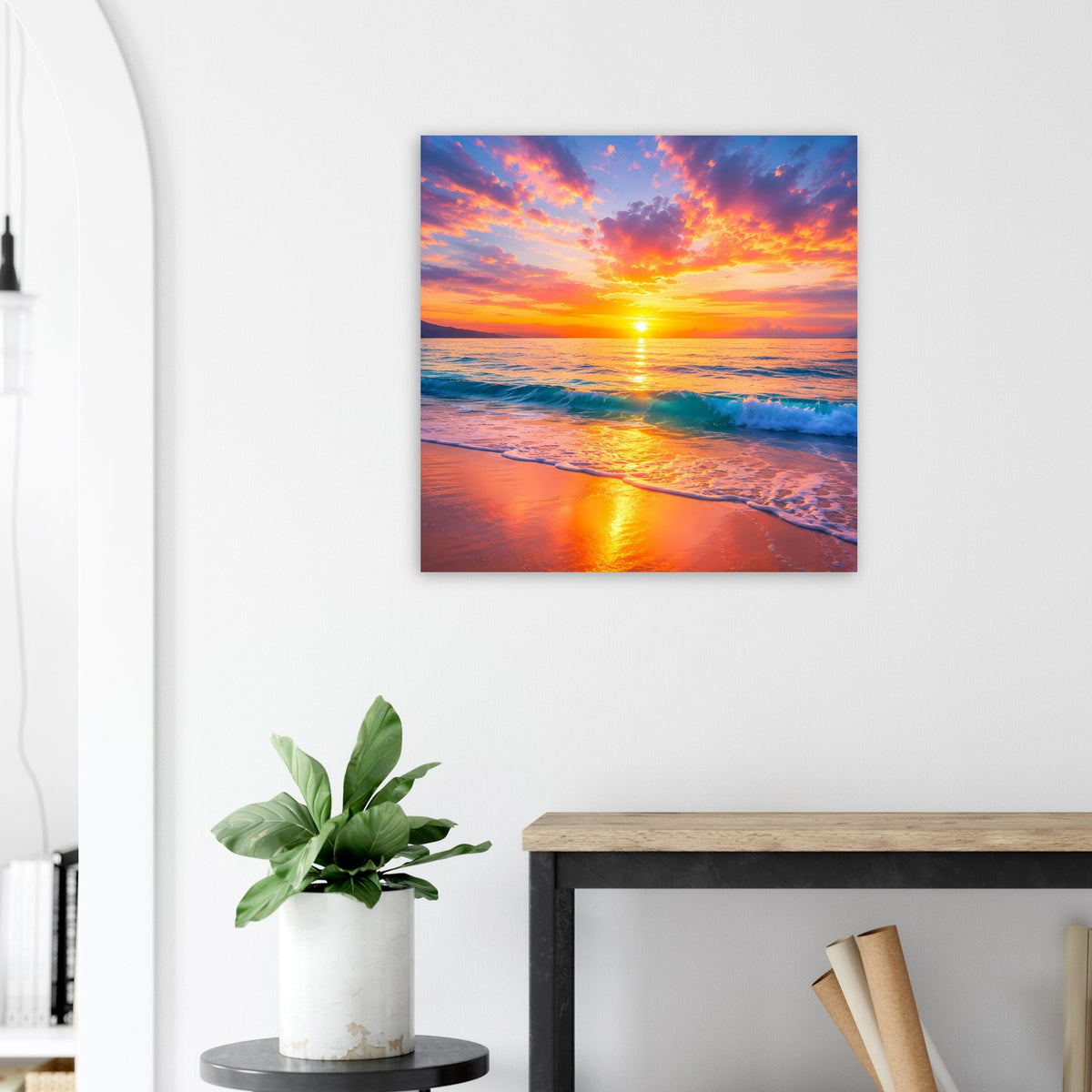 Poster Sonnenuntergang am Strand mit Wellen im Vordergrund, warmes Orange und Blau