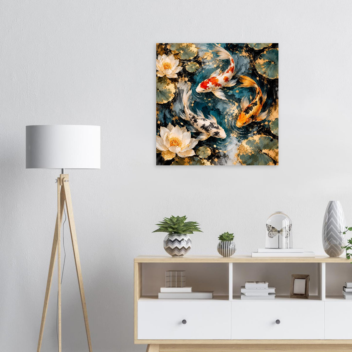 Quadratisches Kunstposter mit Koi-Fischen im Teich und weißen Seerosen