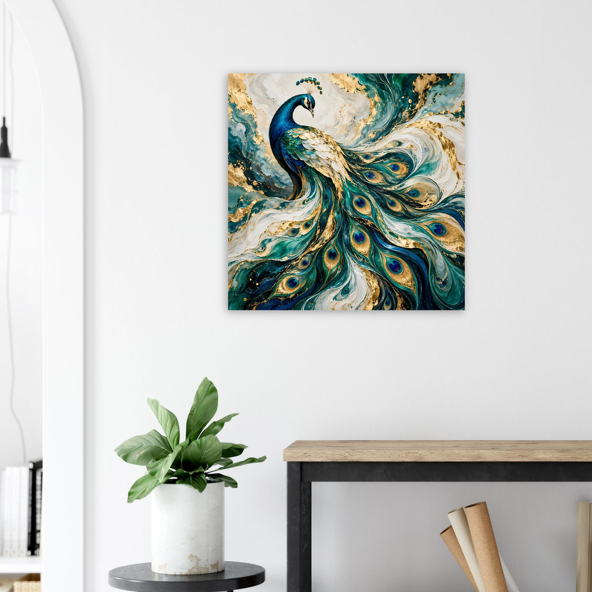 Pfau-Kunstposter mit türkisgrünen Federn und goldener Spiralstruktur