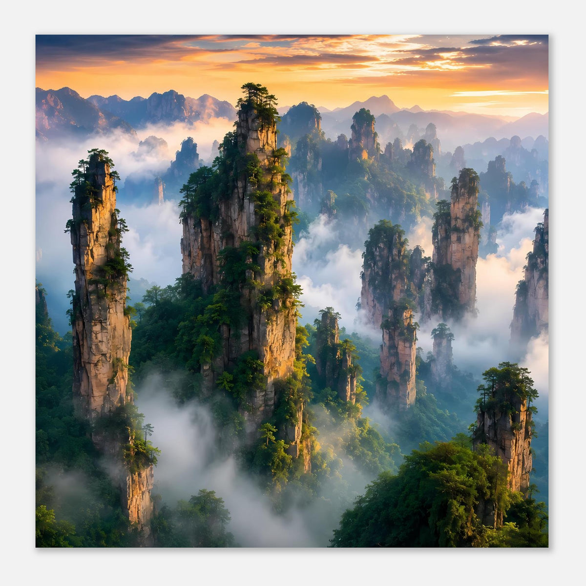 Poster mit Berglandschaft bei Sonnenaufgang, Felsnadeln und Nebel über dem Wald