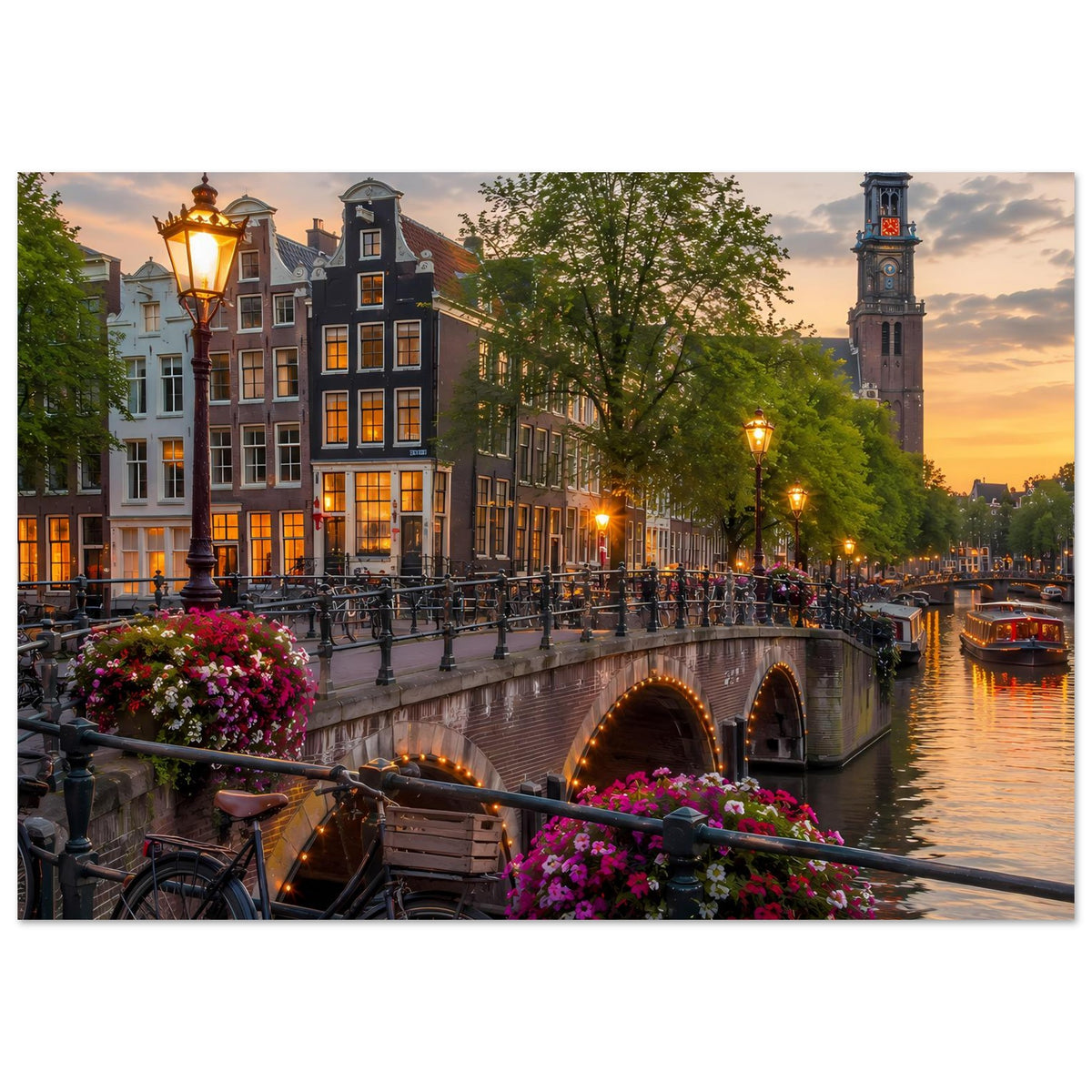 Poster mit Amsterdamer Kanal bei Abendlicht: Brücke mit Torbögen, Häuser und Glockenturm
