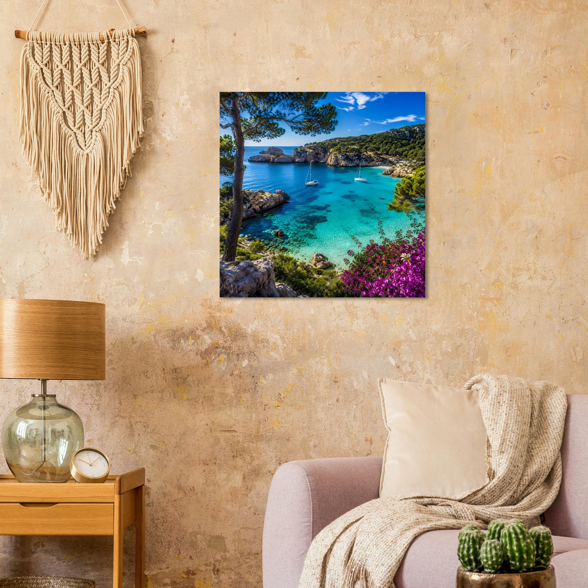 Quadratisches Poster: Küstenlandschaft mit türkisblauem Wasser, Felsen und Booten
