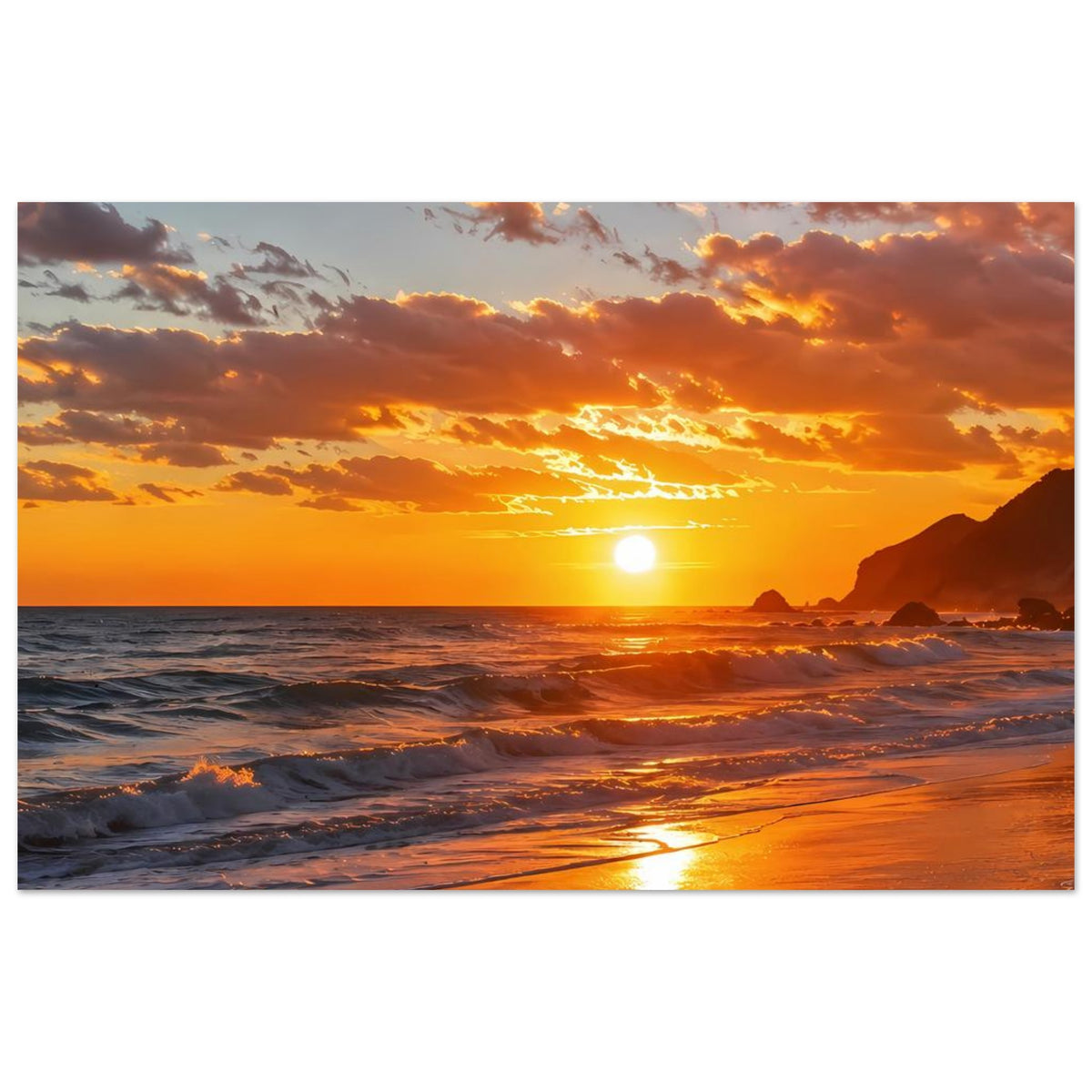 Strand-Poster mit Sonnenuntergang, orangefarbenen Wolken und reflektierender Wellenlinie, Querformat