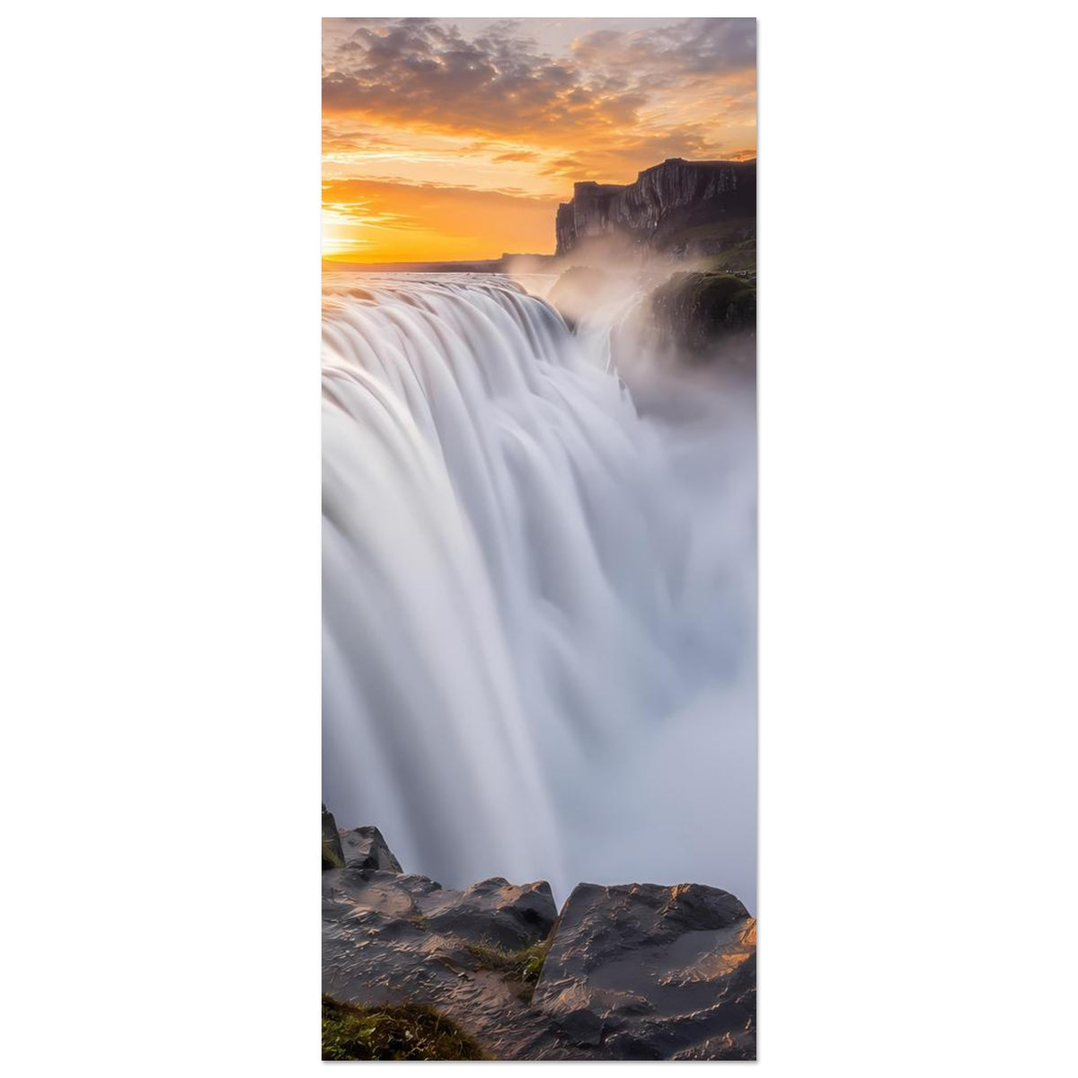 Vertikales Poster mit Wasserfall bei Sonnenuntergang, weiße Wasserwand und Felsufer