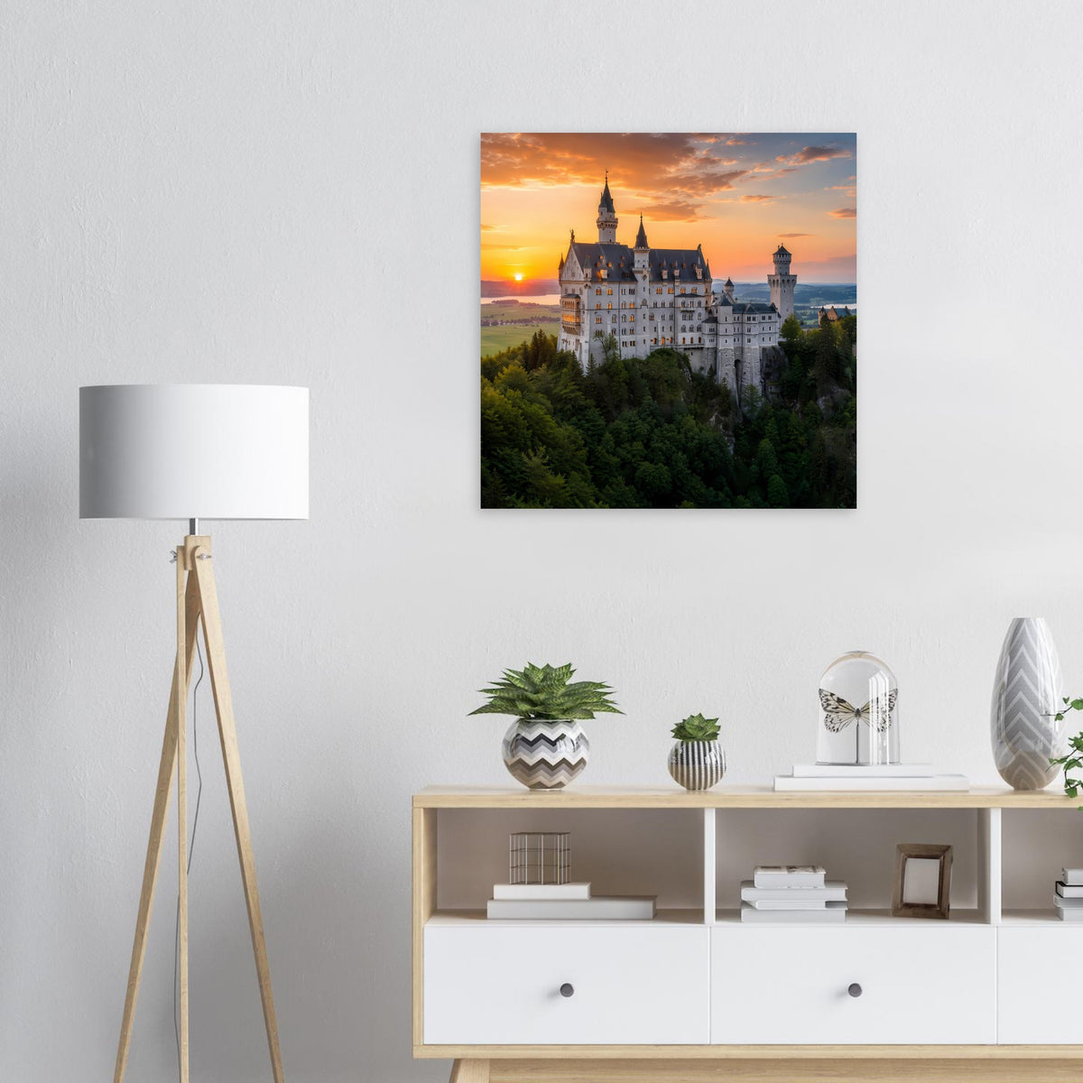 Poster mit Schlossmotiv auf Hügeln bei Sonnenuntergang, im quadratischen Format.