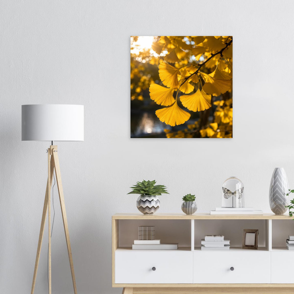 Rahmenposter: gelbe Ginkgoblätter am dunklen Zweig, zentrales Motiv.