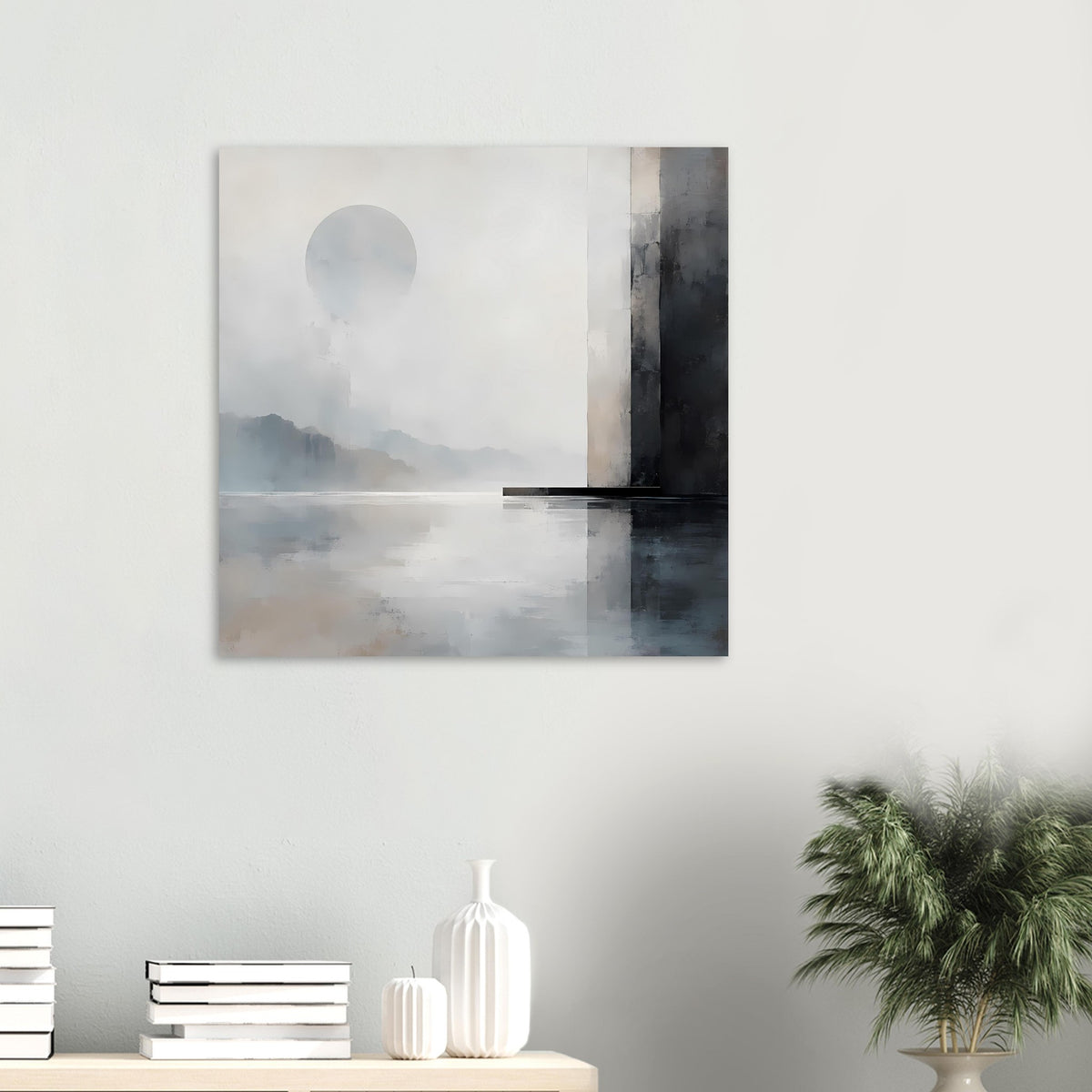 Quadratisches monochromes Landschafts-Poster mit hellem Kreis, Bergnebel, Wasser und dunkler Säule