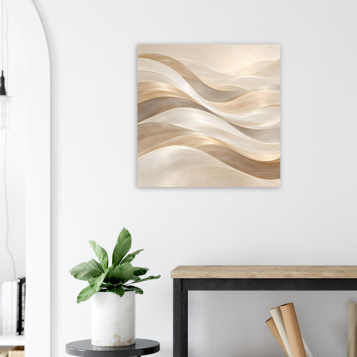 Kunstposter mit Wellenlinien in Creme- und Goldtönen auf hellem Hintergrund