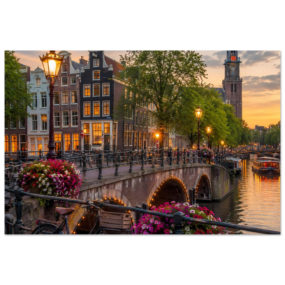 Poster: Amsterdamer Kanal bei Abendlicht mit Brücke, Blumen und beleuchteter Skyline