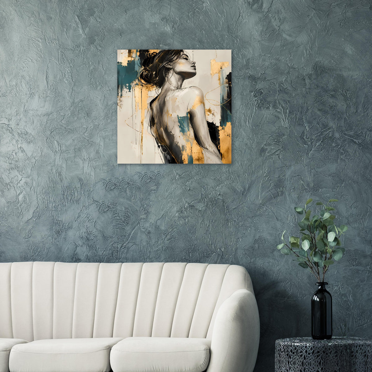 Frauengesicht-Kunstposter im Rahmen mit petrolgoldenen Farbverläufen an grauer Wand.