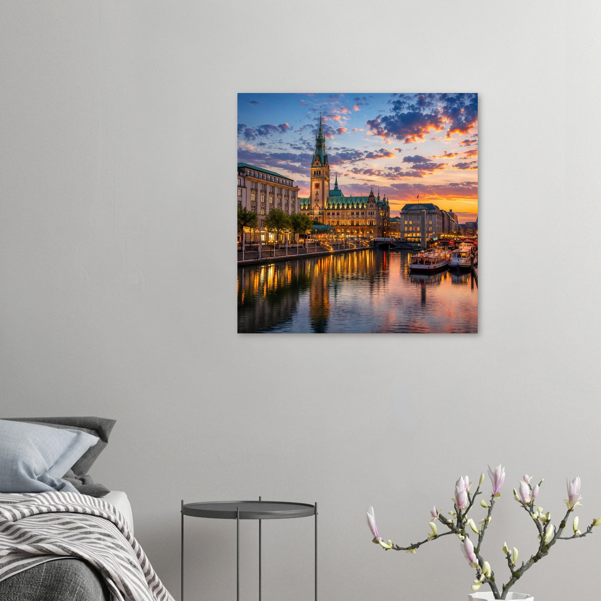 Wandposter im Querformat: kleiner Stadtblick mit Turm, Schiff am Fluss und Sonnenuntergangsfarben.