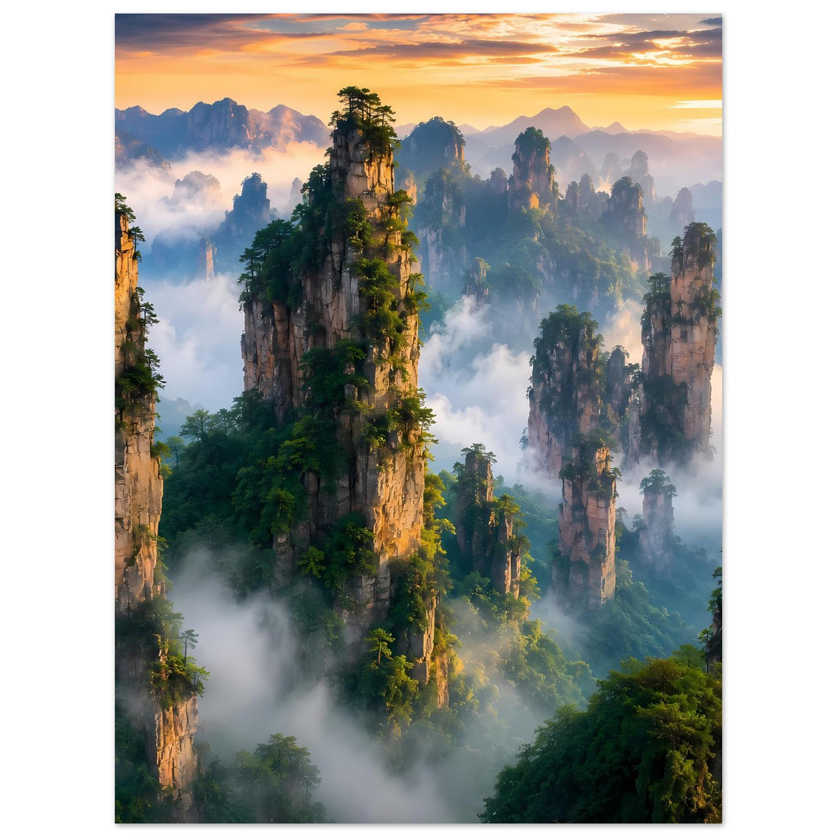 Poster mit hohen Felsformationen, Nebel und warmen Sonnenstrahlen über dem Tal