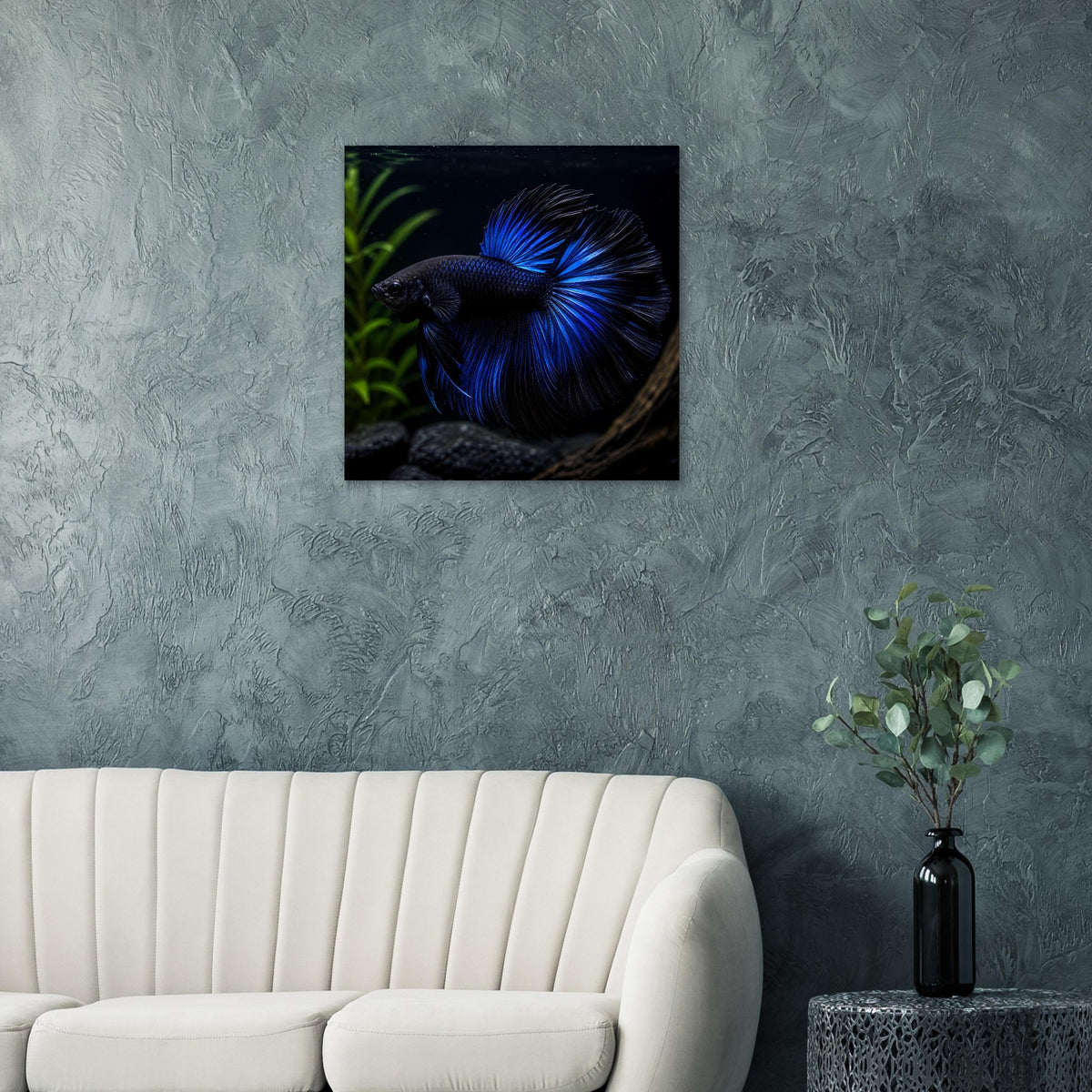 Quadratisches Poster zeigt blauen Betta-Fisch auf dunklem Grund, schwarzer Rahmen