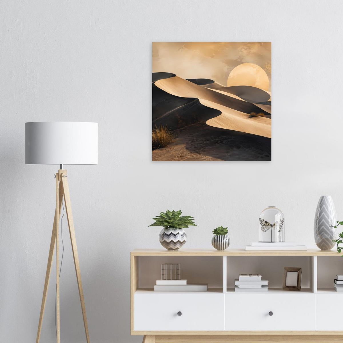 Quadratisches Wüstenposter: goldene Dünen, dunkle Sandflächen und runder Mond