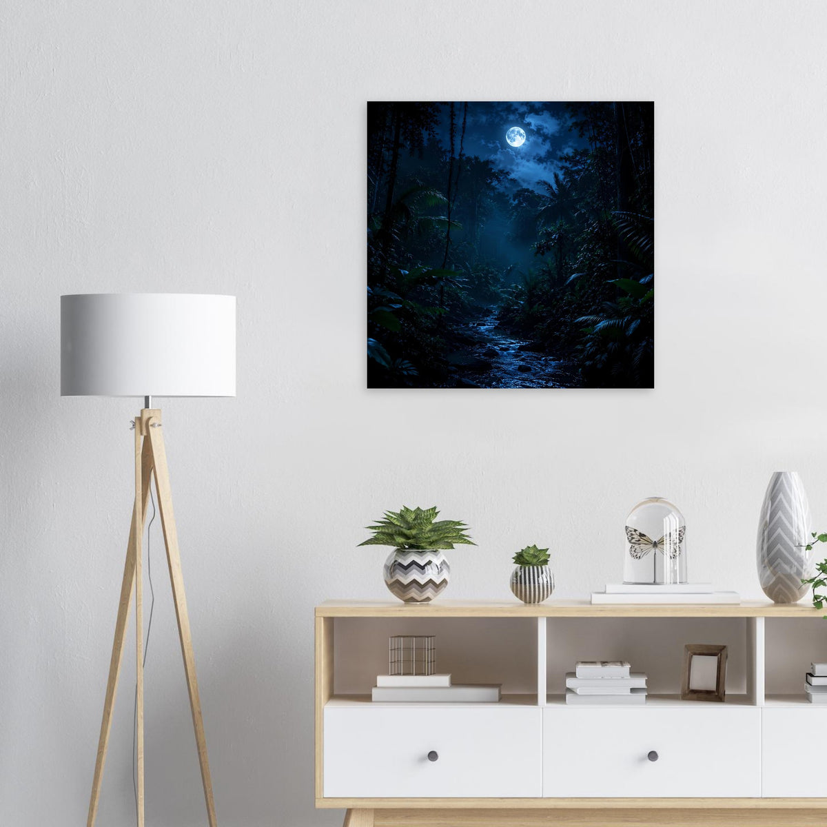Quadratisches Poster mit schwarzem Rand: dunkler Dschungel bei Mondschein, blauer Weg