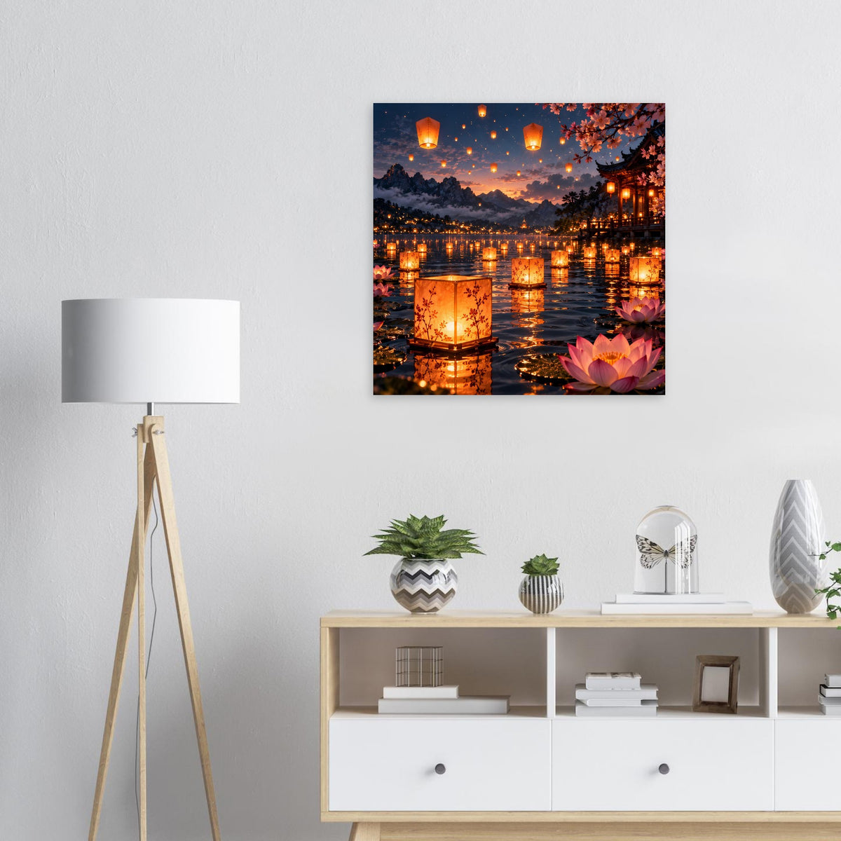 Quadratisches Poster mit Lampions auf dem Wasser und Lotusblüte im Vordergrund