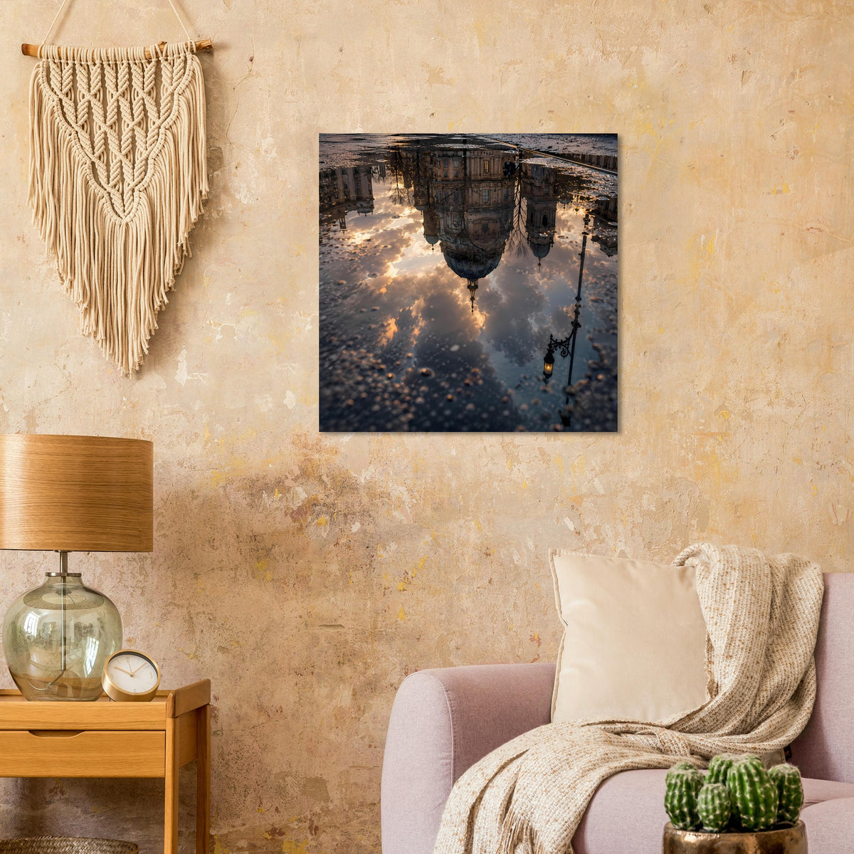 Quadratisches Poster mit dunklem Motiv: goldenes Licht in Wolken und hängende Dekoration.
