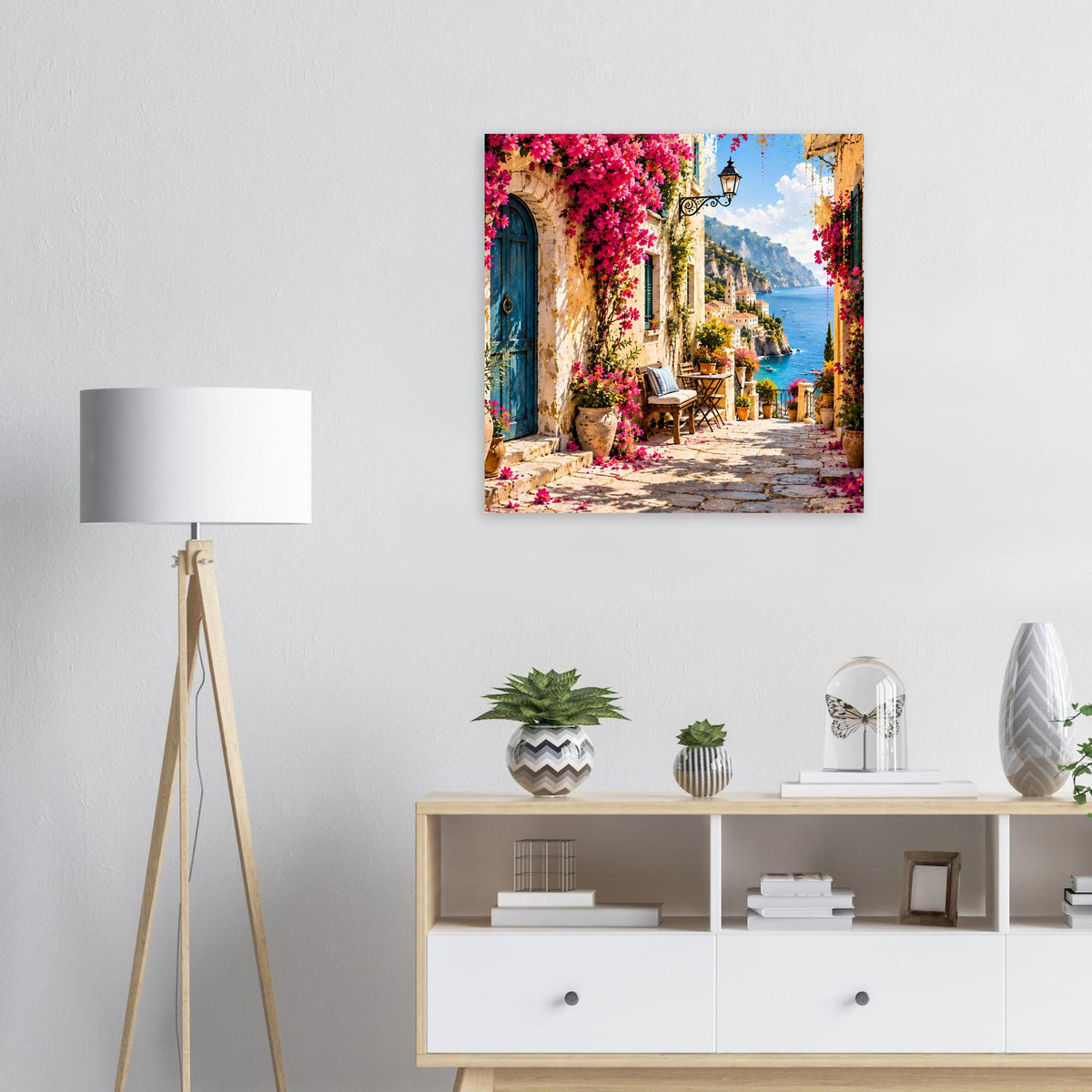 Mediterranean Escape-Poster an Wand: Kiesweg am Meer, lila Blüten, Häuserfronten