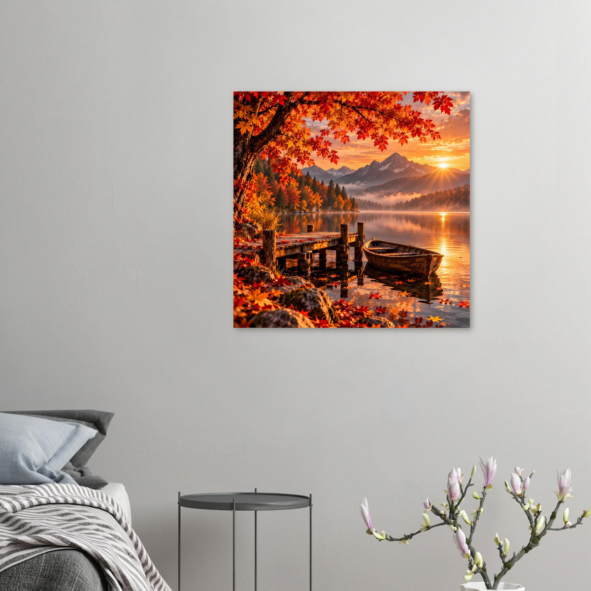Quadratisches Herbst-Berglandschafts-Poster auf Wand: See, Holzsteg, Boot, rote Blätter