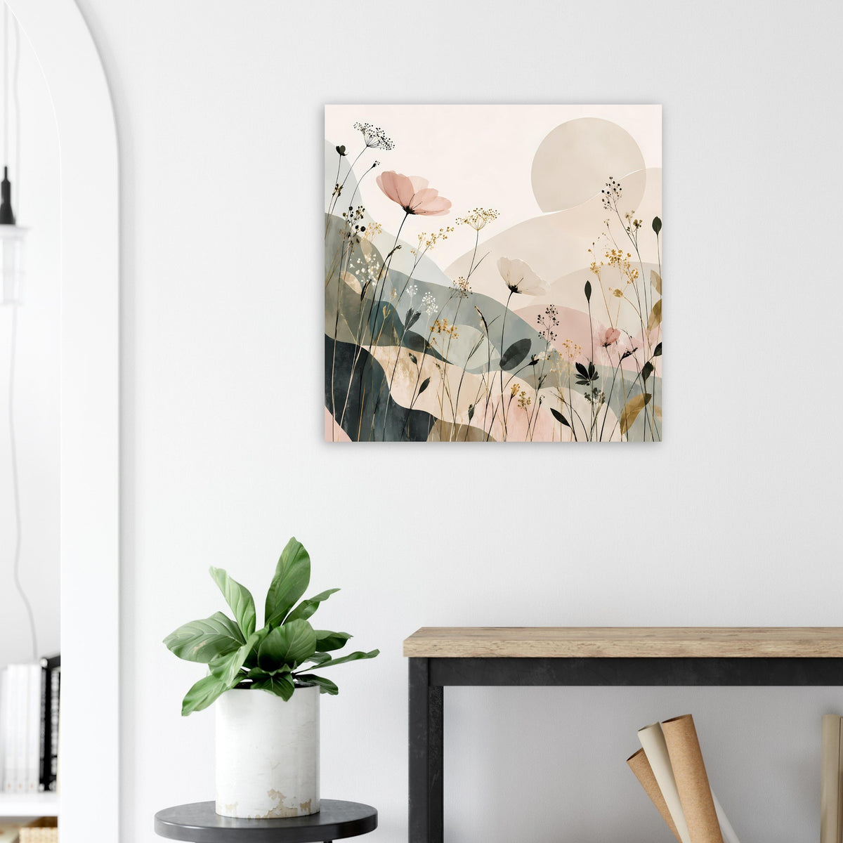 Quadratisches Blumenposter mit rosa Blüten, beigem Kreis und dunkelgrünem Pflanzenband