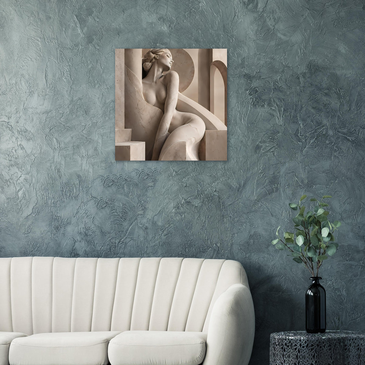 Skulpturen-Porträtposter mit sitzender Aktfigur im Steingrau, zentraler Bildausschnitt