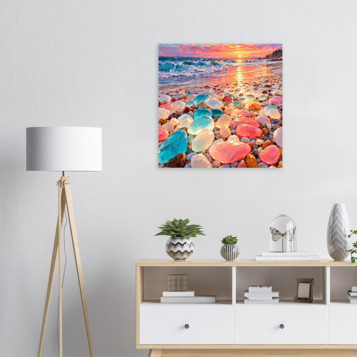 Quadratisches Wandposter: Sonnenuntergang über dem Meer, bedeckt mit bunten Strandkieseln