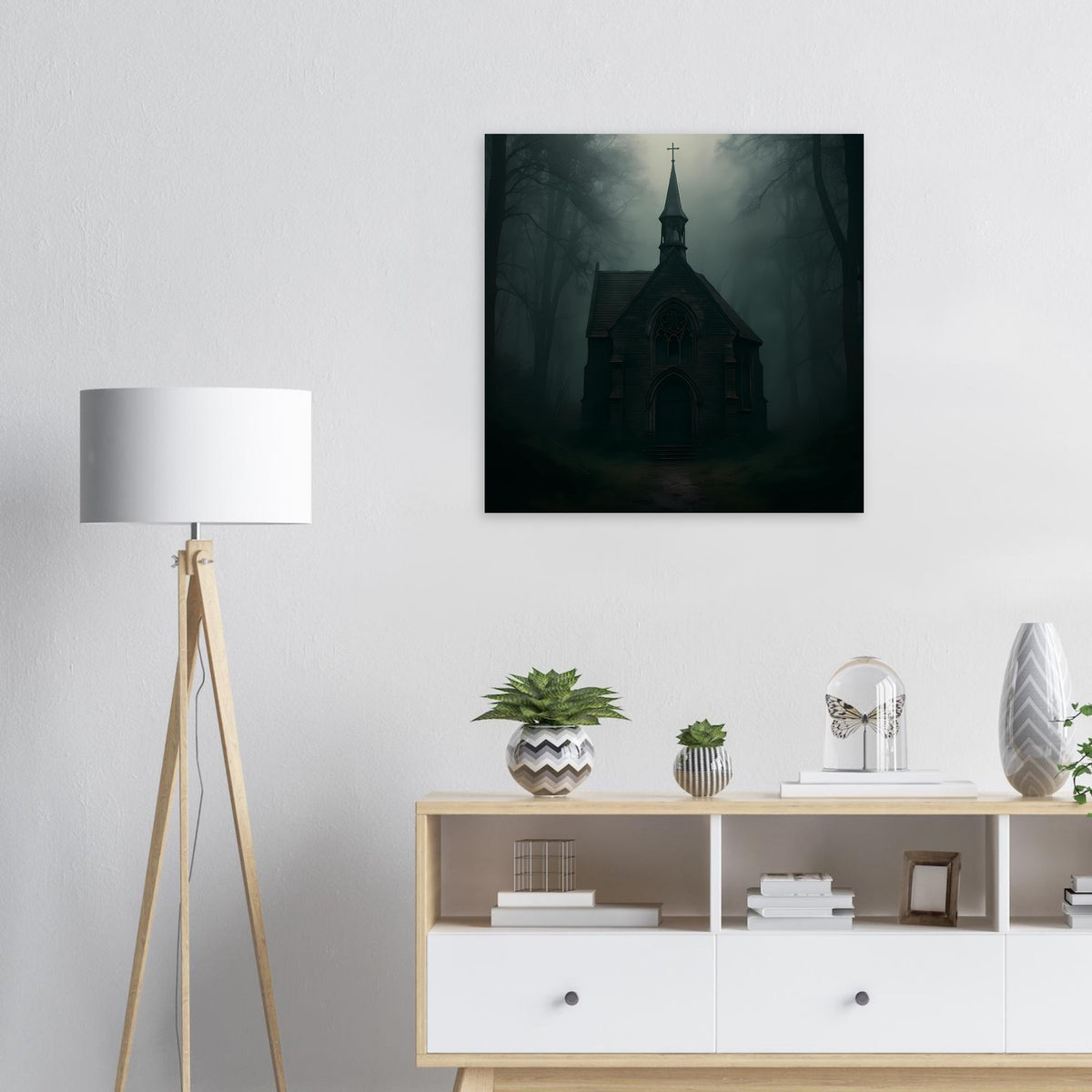 Quadratisches Poster mit dunkler Kapelle im Nebelwald, Kapellenfront im Nebel