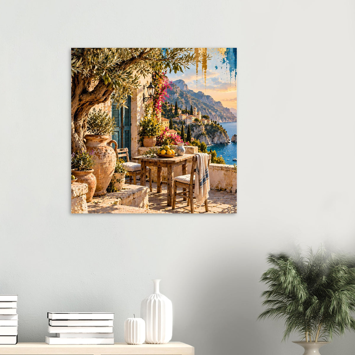 Quadratisches Poster mit mediterraner Gasse, gedecktem Tisch, Meer und Sonnenuntergang